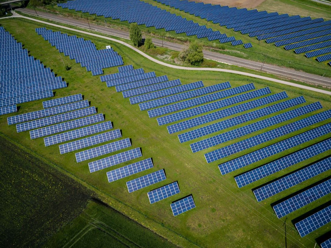 Vista aérea de un campo de paneles solares