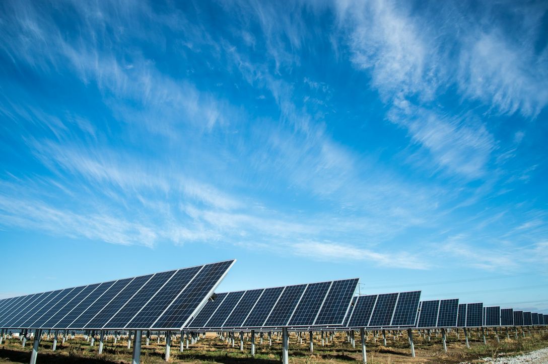 Panel solar bajo el cielo azul