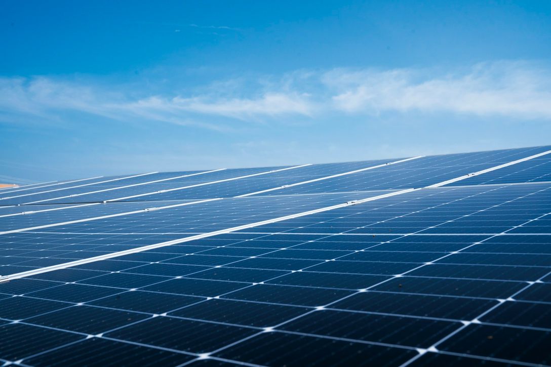 Paneles solares conectados a inversores residenciales