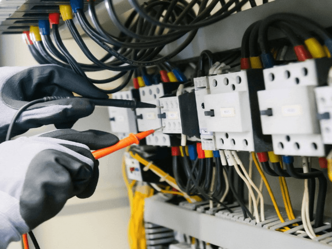 Técnico midiendo un tablero eléctrico