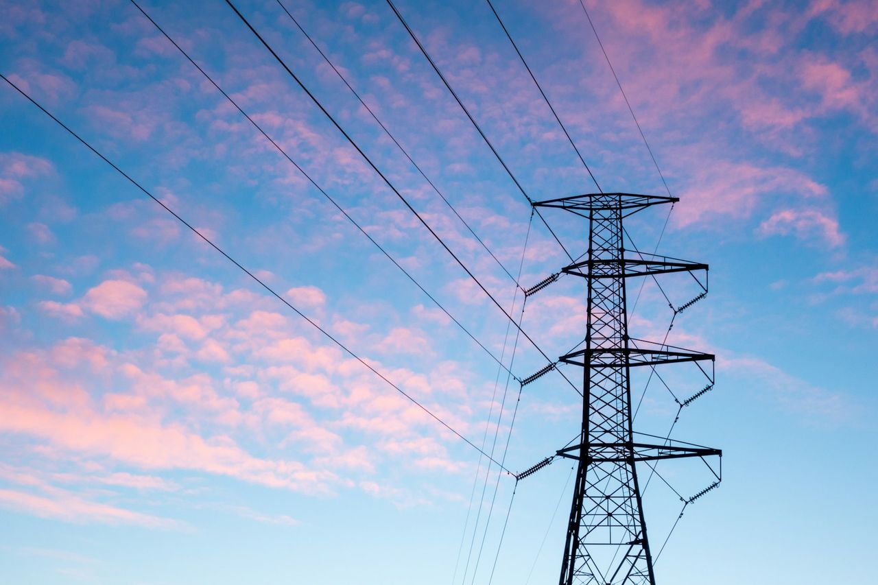 Red eléctrica al atardecer